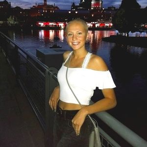 Meet your Posher, Chloe